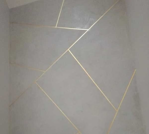 Efekt trawertynu na ścianie